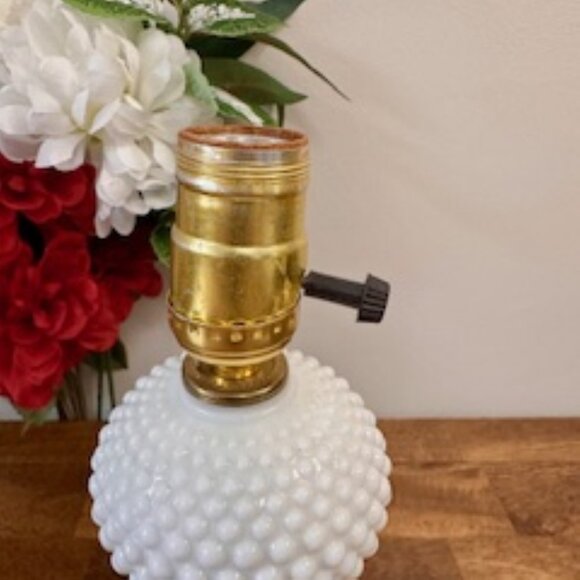 Vintage Hobnail Milk Glass Table Lamp White and Brass Accent Tested and Working‎ - Picture 7 of 7